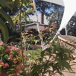 & Garten Eden Hostel *