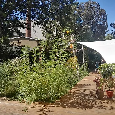 & Garten Eden Hostel *