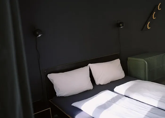 & Garten Eden Hostel *