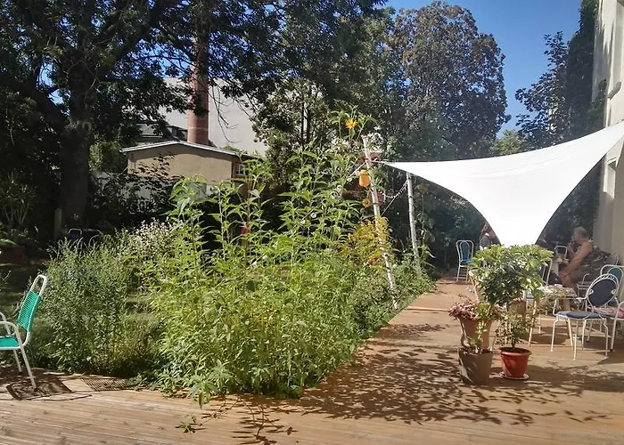 & Garten Eden Hostel *
