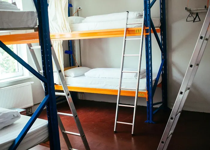 旅舍和伊甸花园 *